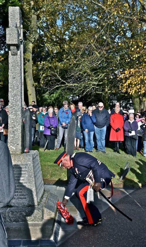 Lord Leiutenant of Leicestershire laying wreath at rededication